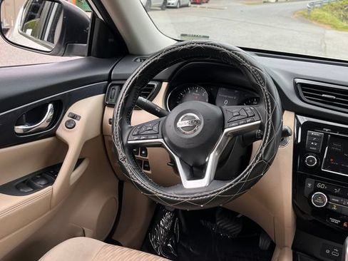 Used 2020 Nissan Rogue SV FWD image 17
