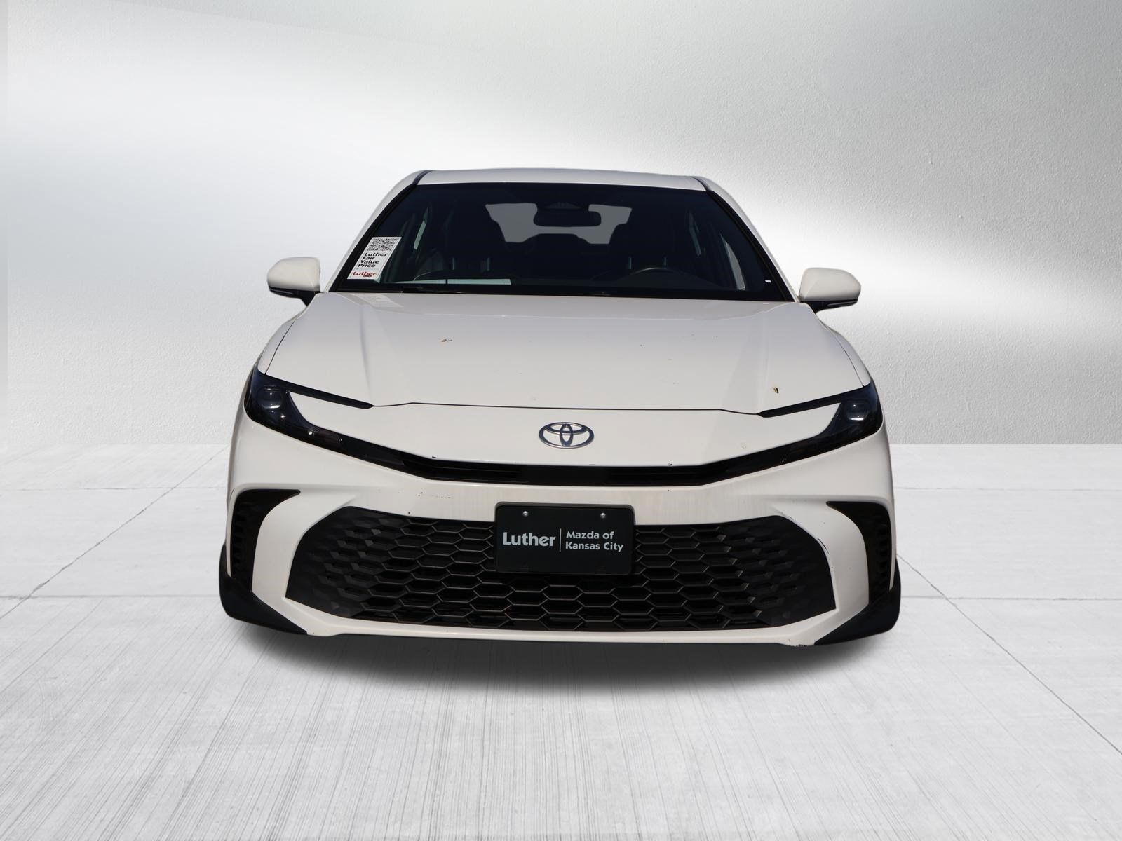 Used 2025 Toyota Camry SE FWD image 2