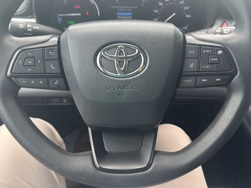 Used 2025 Toyota Sienna LE FWD image 12