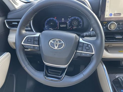Used 2023 Toyota Highlander Limited image 16
