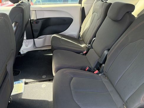 Used 2017 Chrysler Pacifica LX image 8