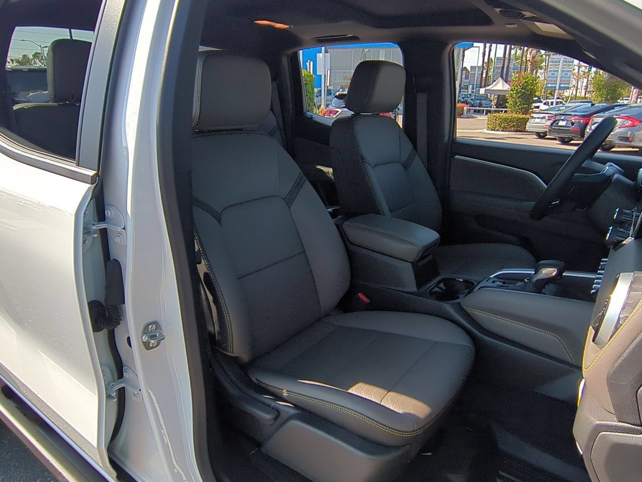 Used 2025 Chevrolet Colorado ZR2 w/ Technology Package AWD/4WD image 28