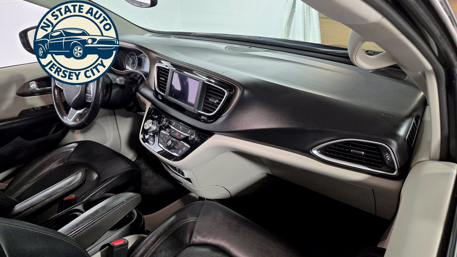 Used 2019 Chrysler Pacifica Touring-L FWD image 39