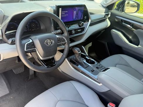 Used 2024 Toyota Highlander Platinum FWD image 10