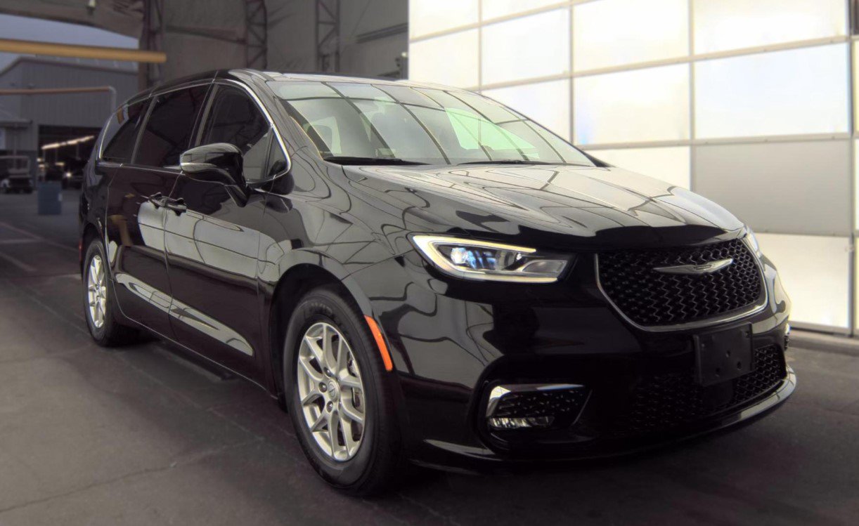Used 2026 Chrysler Pacifica Select FWD image 2