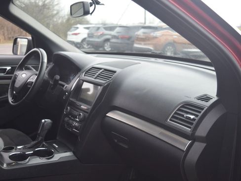 Used 2018 Ford Explorer XLT w/ Equipment Group 202A FWD image 9