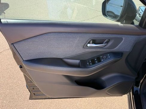 Used 2022 Nissan Rogue SV FWD image 11