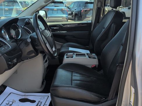 Used 2015 Chrysler Town & Country Touring-L w/ Driver Convenience Group image 20