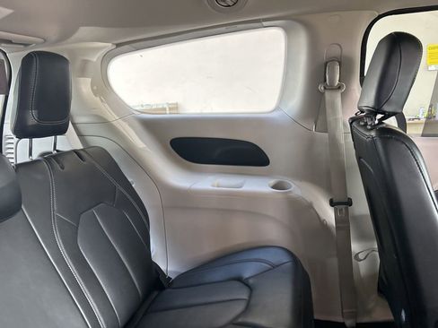 Used 2024 Chrysler Pacifica Touring-L FWD image 34