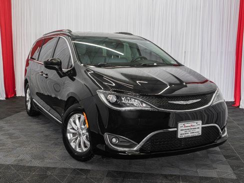 Used 2018 Chrysler Pacifica Touring-L FWD image 1