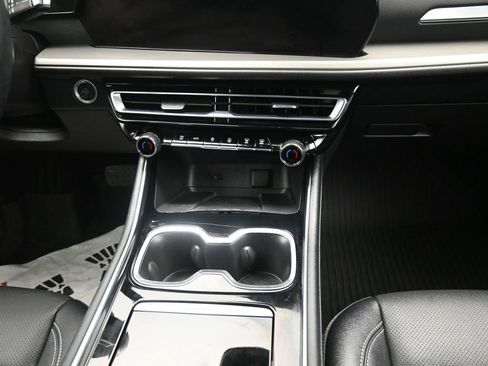 Used 2024 Chevrolet Traverse LT w/ Enhanced Driving Package image 8