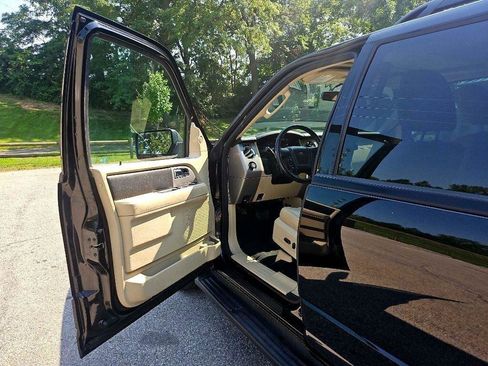 Used 2017 Ford Expedition XLT w/ Equipment Group 202A AWD/4WD image 9
