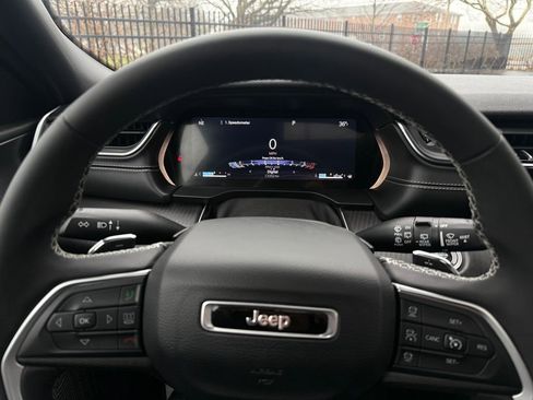 Used 2024 Jeep Grand Cherokee Laredo X image 22