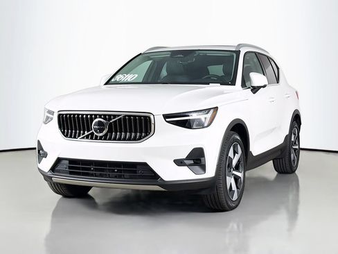 Used 2025 Volvo XC40 B5 Plus AWD/4WD image 3