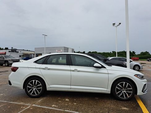 Used 2025 Volkswagen Jetta SE FWD image 4
