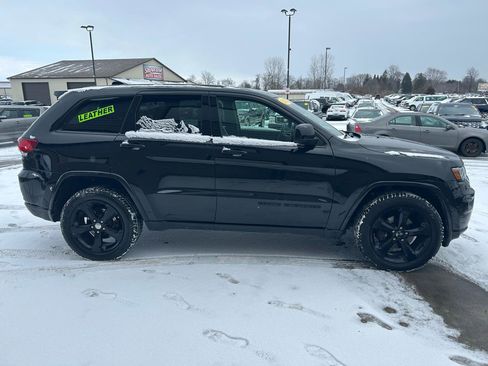 Used 2018 Jeep Grand Cherokee Altitude image 4