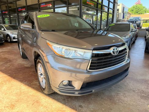 Used 2015 Toyota Highlander Plus FWD image 1
