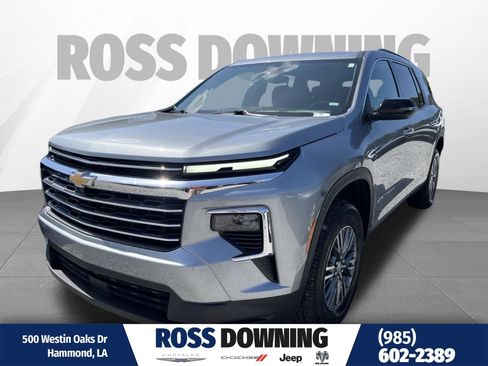 Used 2025 Chevrolet Traverse LT FWD image 1