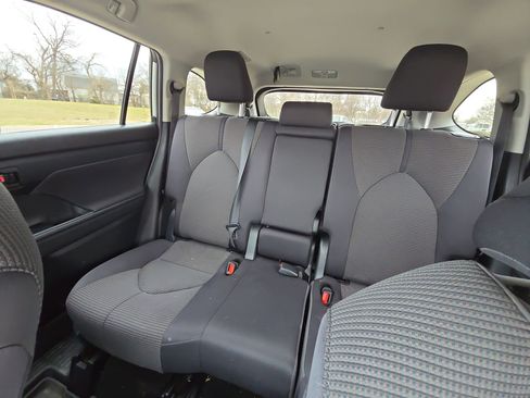 Used 2024 Toyota Highlander LE image 19