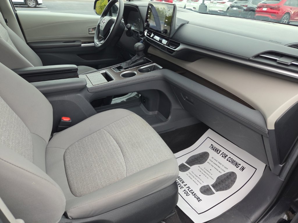 Certified 2024 Toyota Sienna LE AWD/4WD image 17
