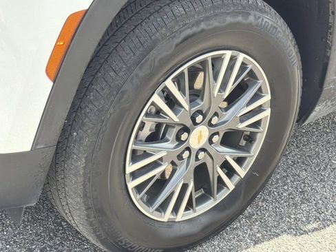 Used 2025 Chevrolet Traverse LT FWD image 13