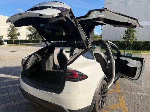 Used 2022 Tesla Model X image 29