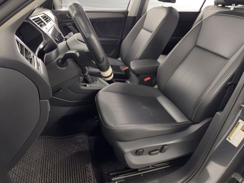 Used 2022 Volkswagen Tiguan SE FWD image 5