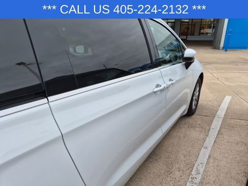 Used 2023 Chrysler Pacifica Touring-L image 14