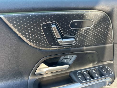 Used 2025 Mercedes-Benz GLB 250 image 17