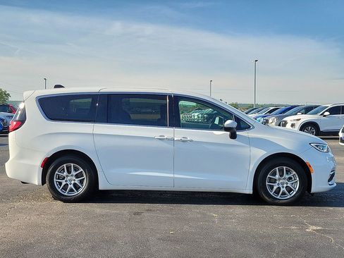 Used 2023 Chrysler Pacifica Touring-L FWD image 6