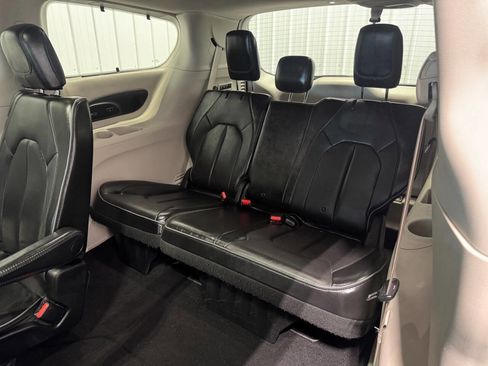 Used 2019 Chrysler Pacifica Limited image 12