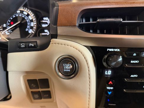 Used 2021 Lexus LX 570 4WD w/ Luxury Package image 24