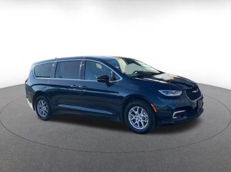 Used 2025 Chrysler Pacifica Select video 2