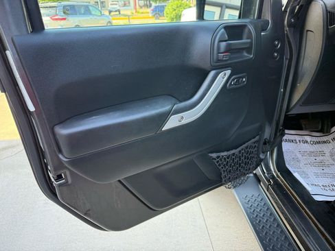 Used 2017 Jeep Wrangler Unlimited Sahara AWD/4WD image 11