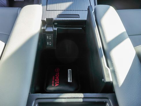 Used 2025 Toyota Sienna XLE image 39