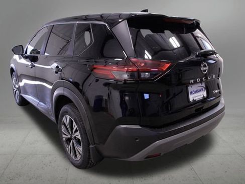 Used 2023 Nissan Rogue SV image 3