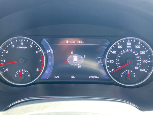 Certified 2022 Kia Seltos SX w/ Sunroof Package AWD/4WD image 18