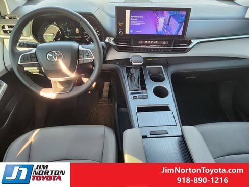 Used 2025 Toyota Sienna XLE AWD/4WD image 27