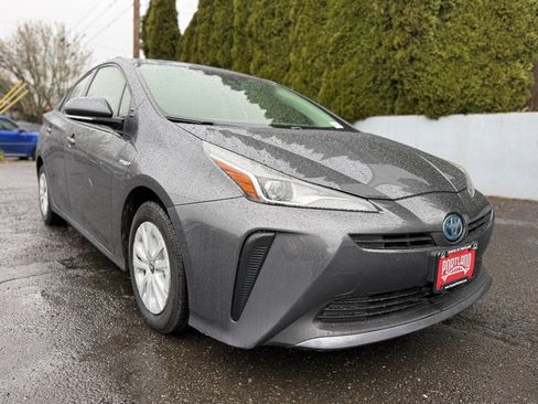 Used 2019 Toyota Prius L Eco w/ Carpet Mat Package image 2