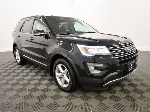 Used 2017 Ford Explorer XLT w/ Equipment Group 202A AWD/4WD image 10