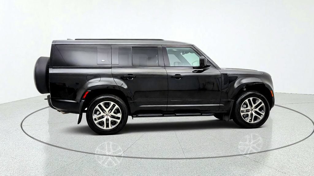 Used 2024 Land Rover Defender 130 X-Dynamic SE AWD/4WD image 4