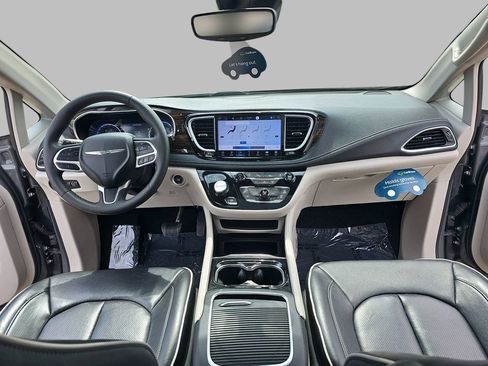 Used 2023 Chrysler Pacifica Limited FWD image 11