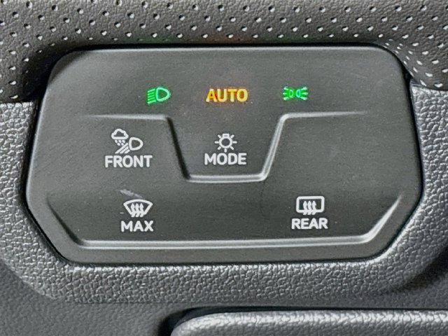 Used 2025 Volkswagen Atlas Cross Sport SE AWD/4WD image 11