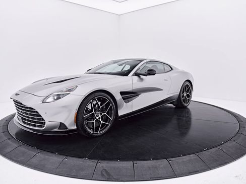 Used 2025 Aston Martin Vanquish RWD image 13