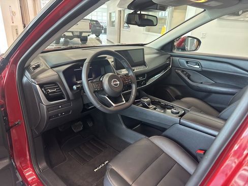Used 2024 Nissan Rogue SL image 2