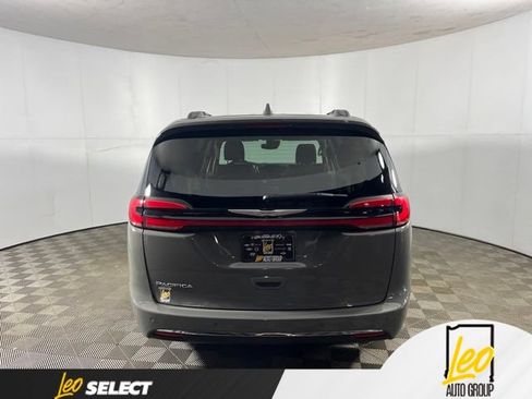 Used 2022 Chrysler Pacifica Touring-L FWD image 6