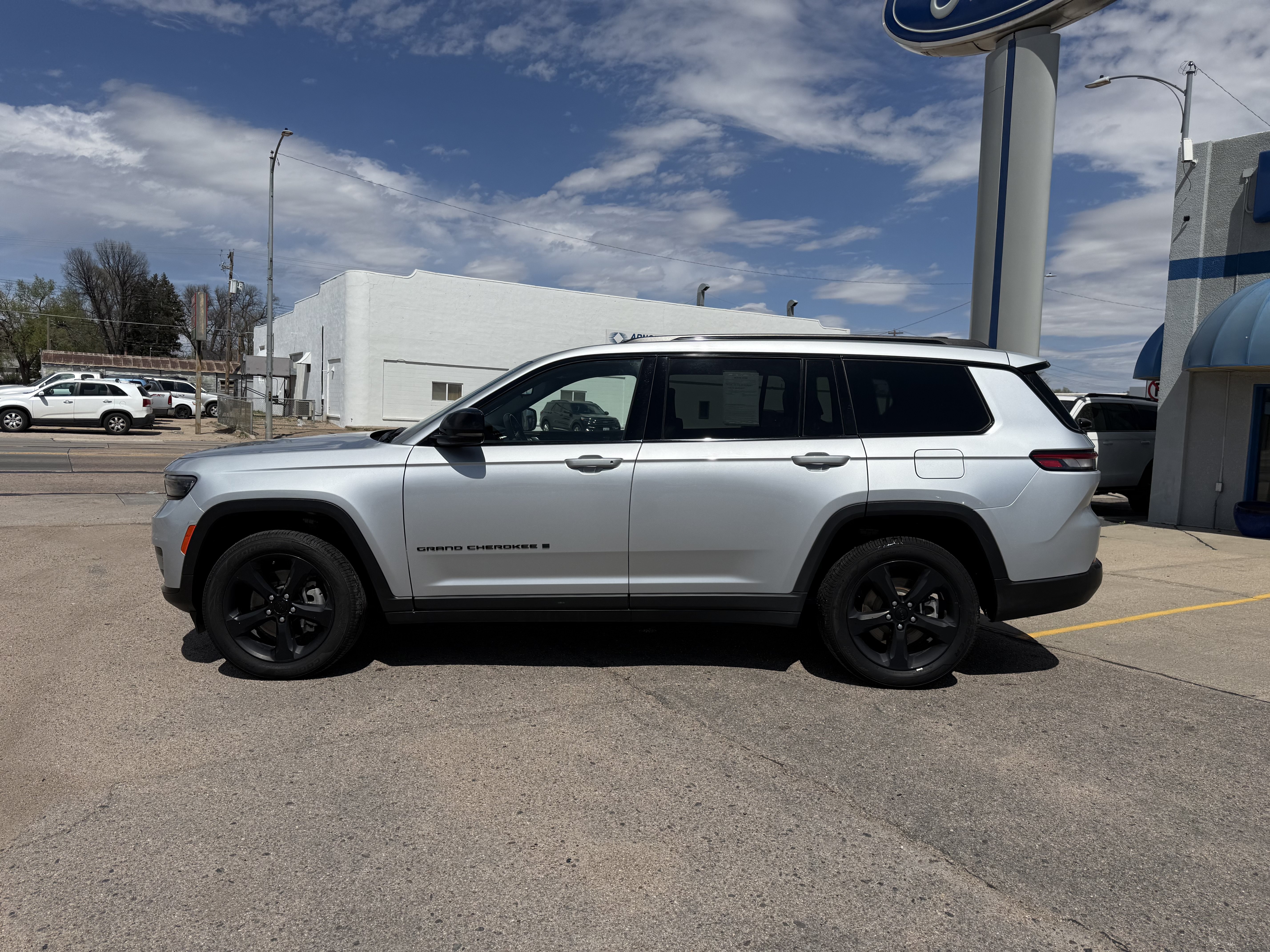 Used 2023 Jeep Grand Cherokee L Laredo AWD/4WD image 11
