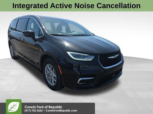 Used 2024 Chrysler Pacifica Touring-L image 3