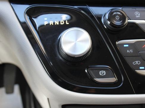 Used 2018 Chrysler Pacifica Touring-L Plus image 27