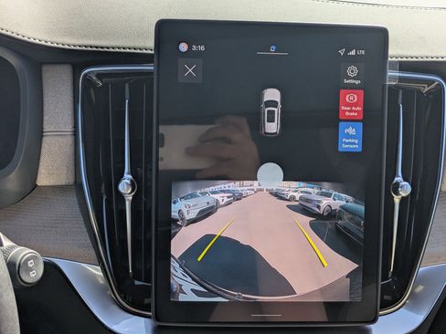 New 2026 Volvo XC90 B5 Core AWD/4WD image 13